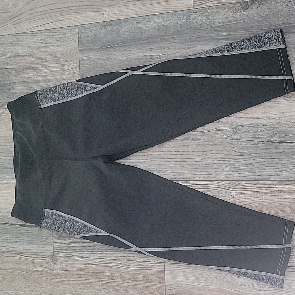Black and Gray Athletic Leggings Mid Calf Length Nwot M